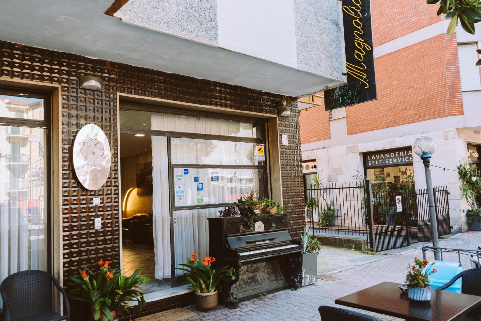 Hotel Magnolia Albenga Exterior photo